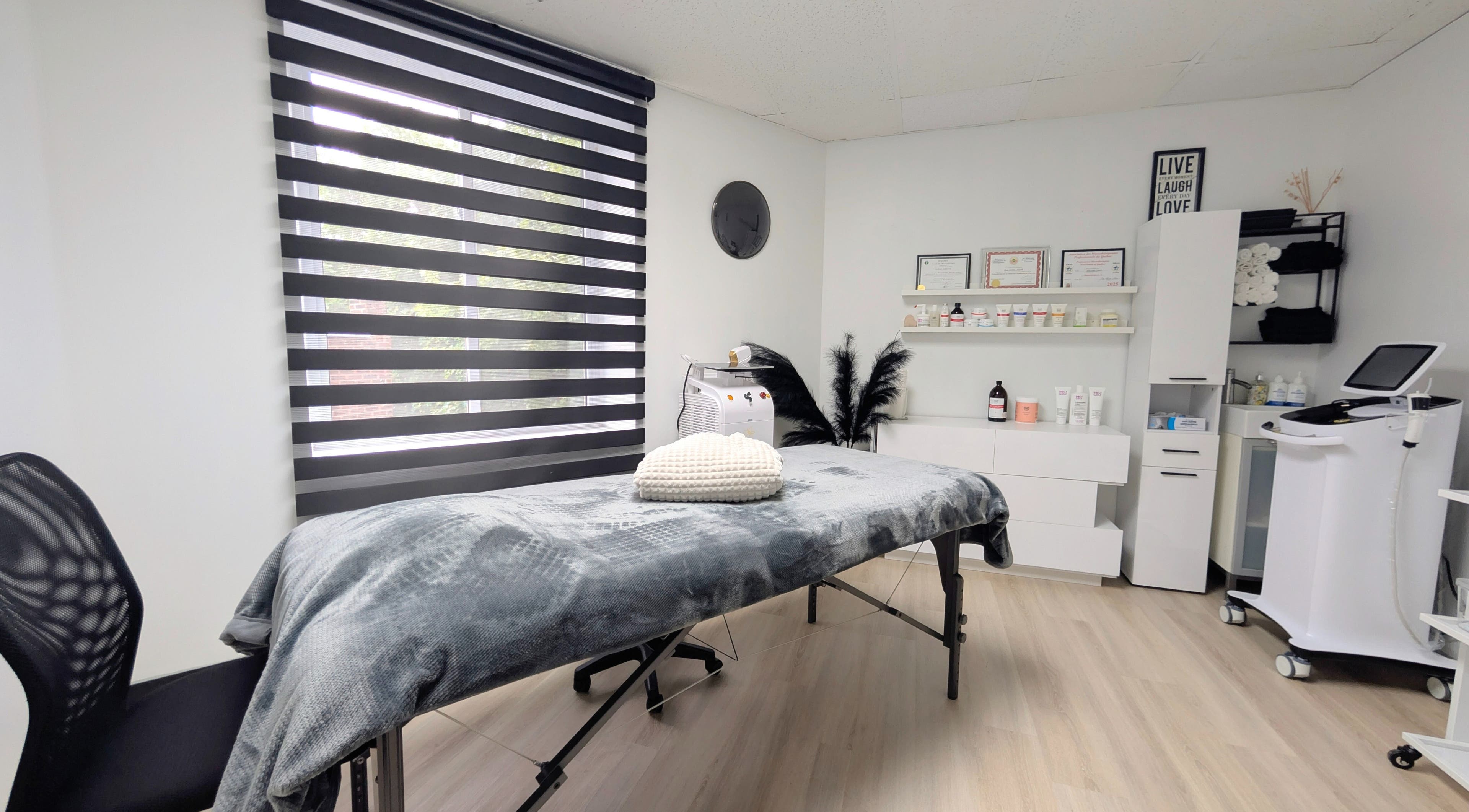 Salle de soin moderne et élégante chez LaserProDiode, Montréal, Canada, CA, équipée pour confort et relaxation.