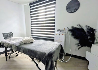 Salle de soins LaserProDiode à Montréal, Canada, CA, avec lit confortable et décoration soignée.