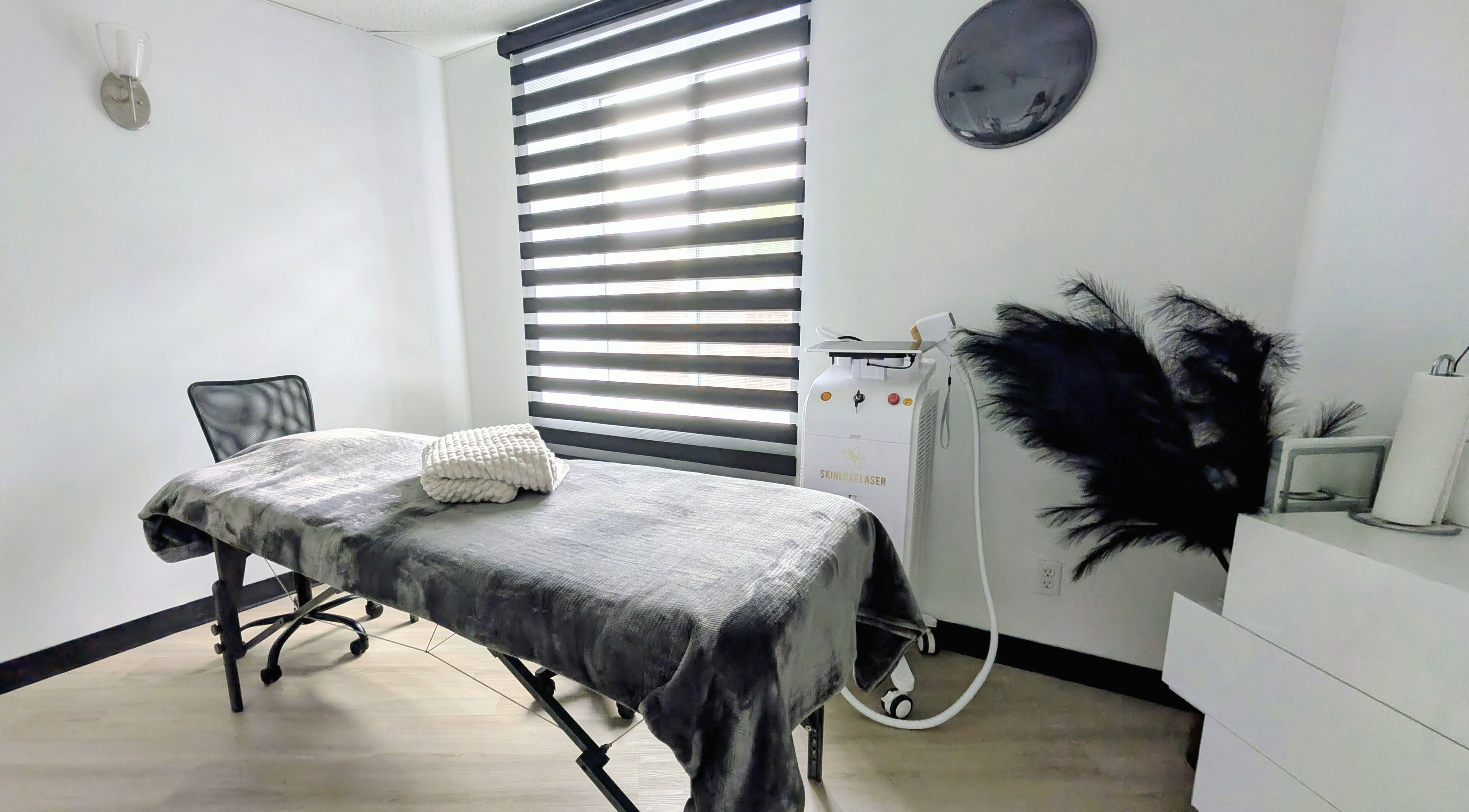 Salle de soins LaserProDiode à Montréal, Canada, CA, avec lit confortable et décoration soignée.