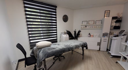 Salle de traitement LaserProDiode à Montréal, Canada, CA, avec table de massage et équipement moderne.