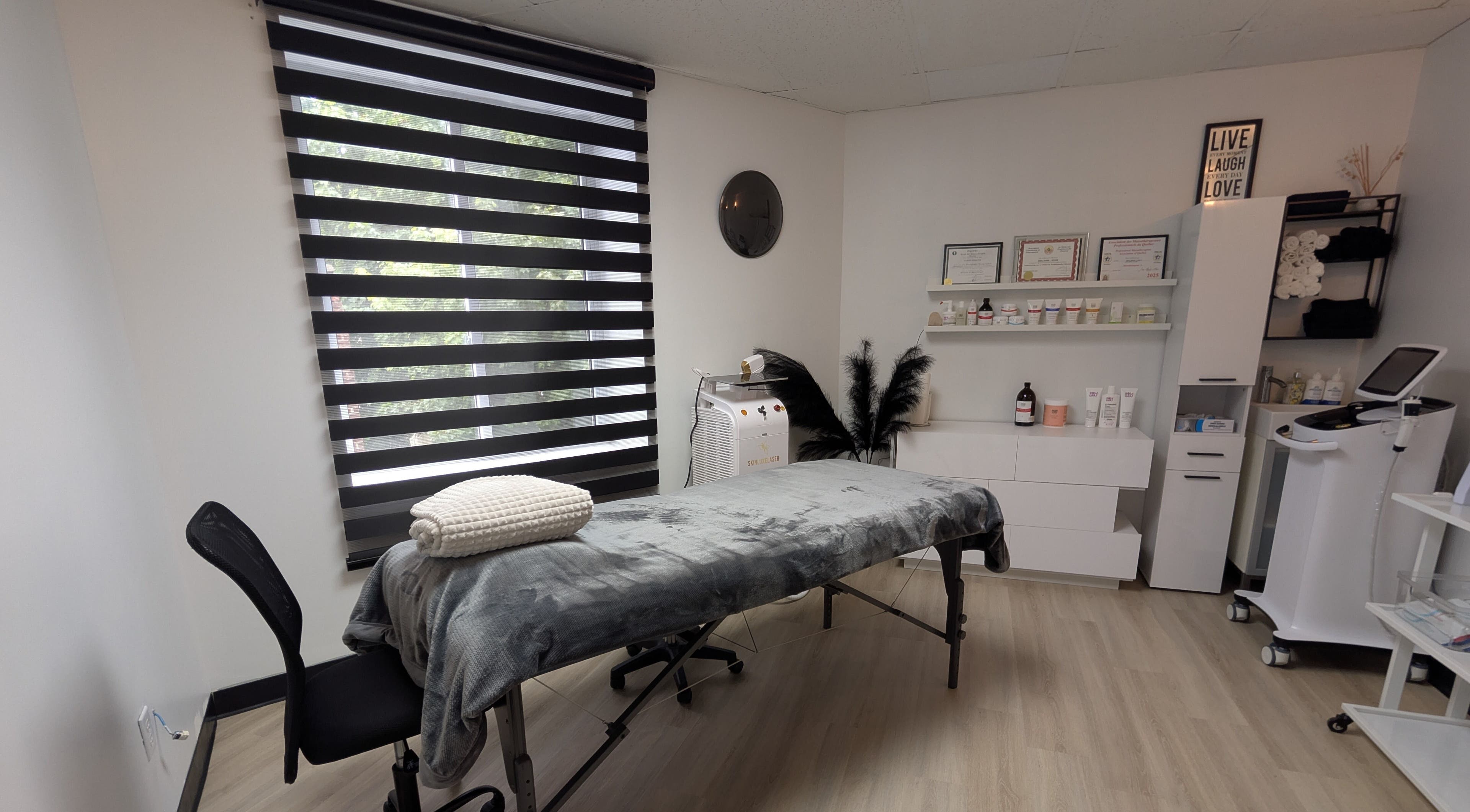 Salle de traitement LaserProDiode à Montréal, Canada, CA, avec table de massage et équipement moderne.
