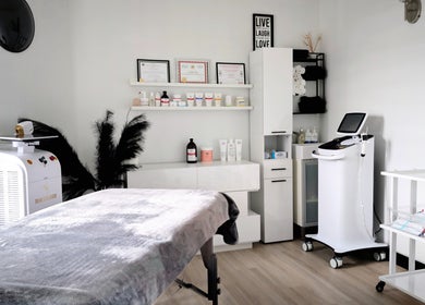 Salle de traitement moderne chez LaserProDiode à Montréal, Canada, CA, équipée de machines avancées.