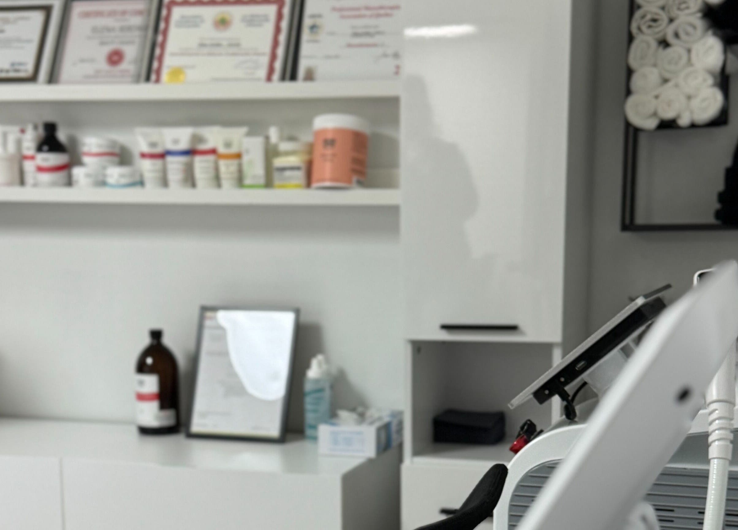 Équipement et produits de soin chez LaserProDiode, Montréal, Canada, CA, mettant en valeur l'ordre et la propreté.