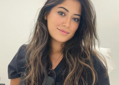 Salon Sara Aloui à Boisbriand, Québec, CA, avec une professionnelle experte en beauté apparaissant radieuse.