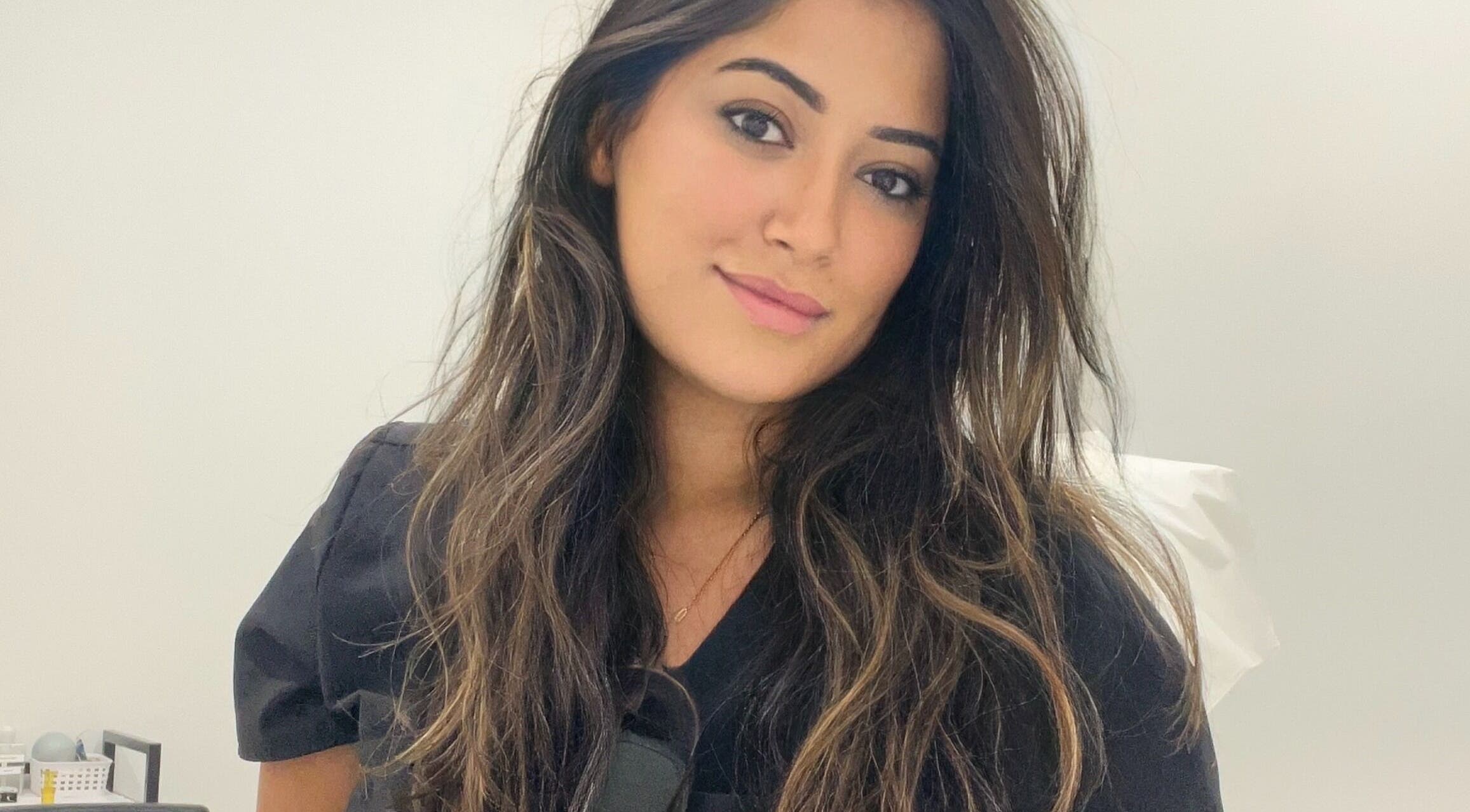 Salon Sara Aloui à Boisbriand, Québec, CA, avec une professionnelle experte en beauté apparaissant radieuse.
