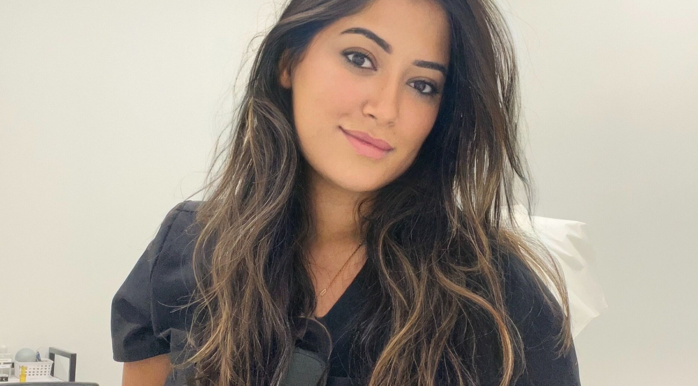 Salon Sara Aloui à Boisbriand, Québec, CA, avec une professionnelle experte en beauté apparaissant radieuse.