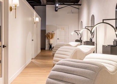 Intérieur élégant du centre Sara Aloui à Boisbriand, Québec, CA, avec chaises de détente modernes.