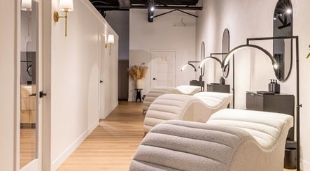 Intérieur élégant du centre Sara Aloui à Boisbriand, Québec, CA, avec chaises de détente modernes.