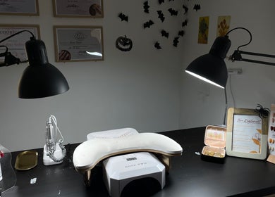 Station de manucure chez Am beauté, Charlieu, Auvergne-rhône-alpes, FR, avec matériel professionnel et décor.