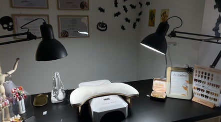 Station de manucure chez Am beauté, Charlieu, Auvergne-rhône-alpes, FR, avec matériel professionnel et décor.