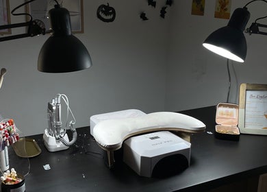 Station de manucure chez Am beauté à Charlieu, Auvergne-rhône-alpes, FR, éclairée par des lampes de bureau.