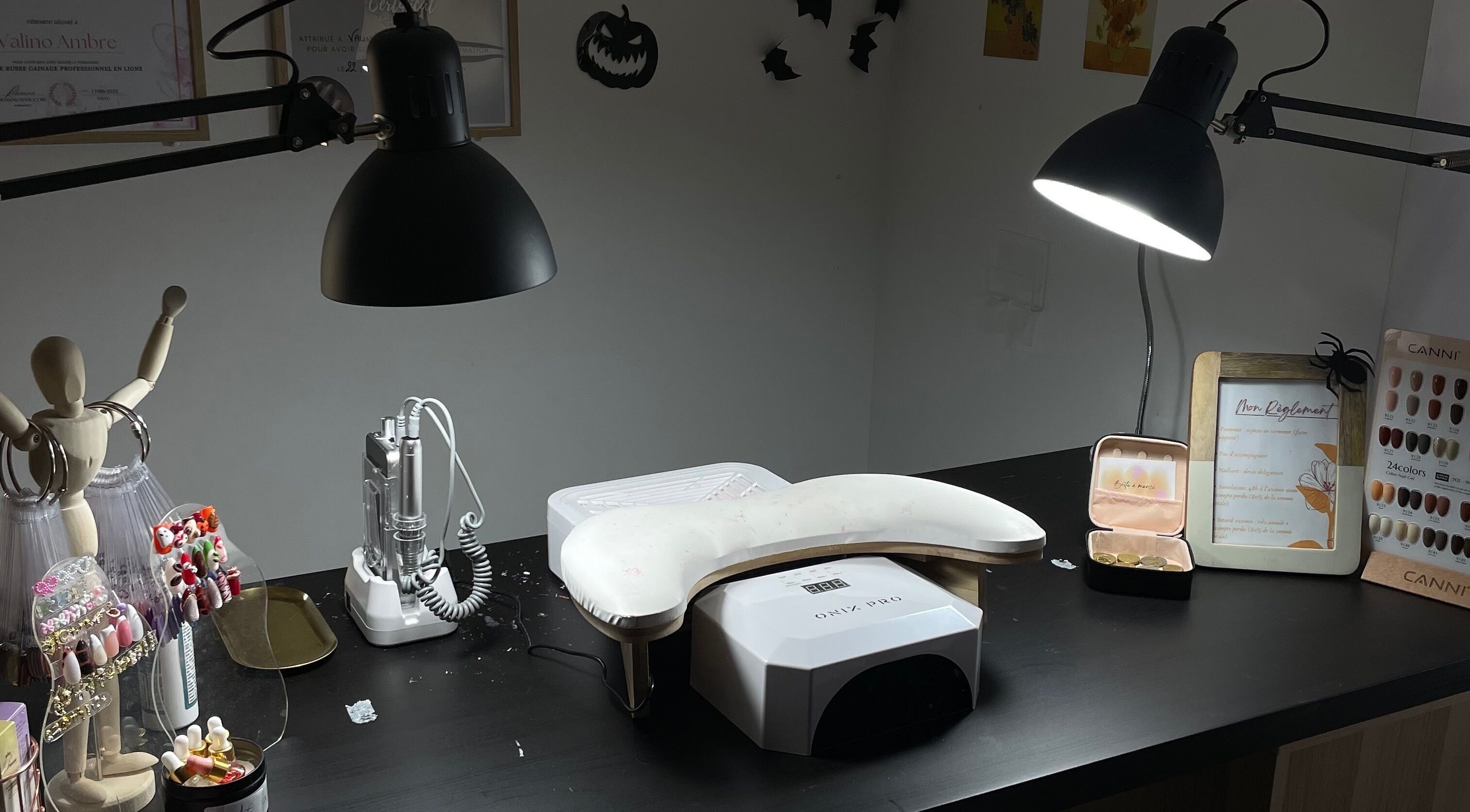 Station de manucure chez Am beauté à Charlieu, Auvergne-rhône-alpes, FR, éclairée par des lampes de bureau.