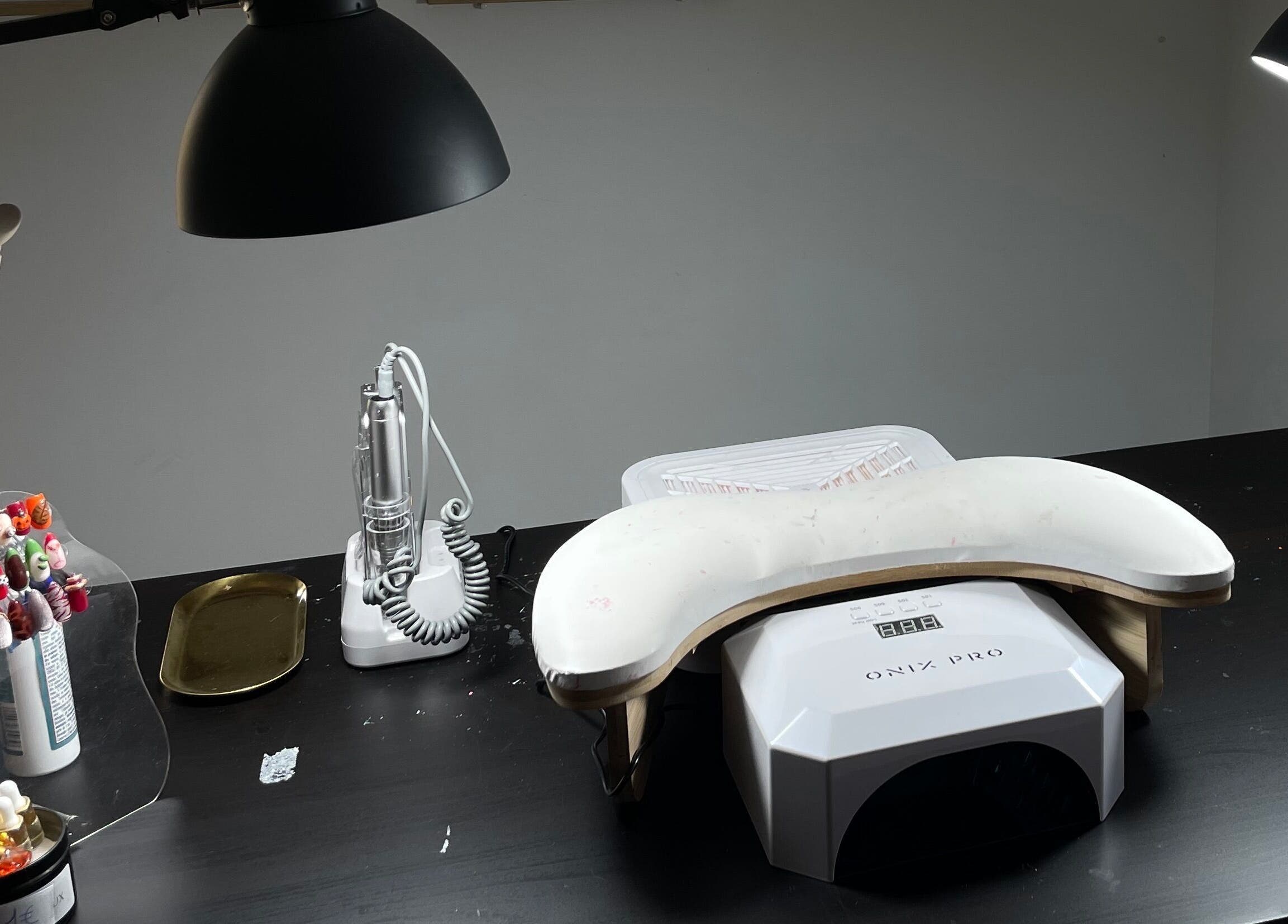 Station manucure moderne chez Am beauté, Charlieu, Auvergne-rhône-alpes, FR, avec équipements professionnels.