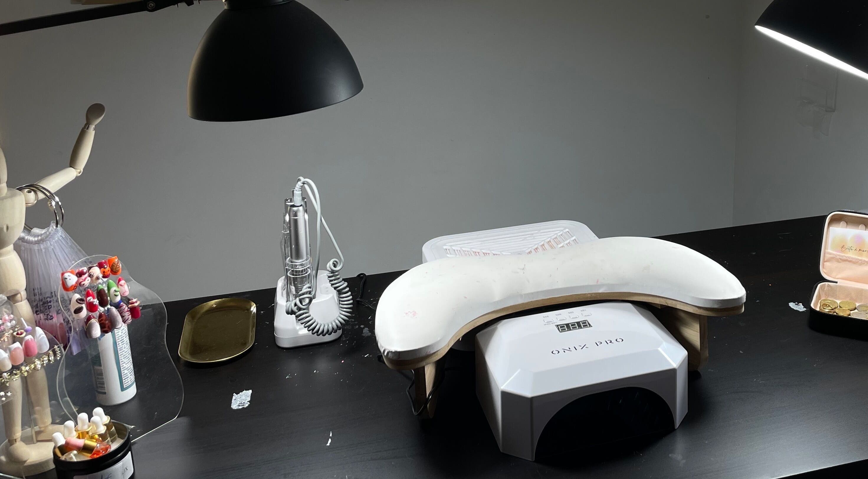 Station manucure moderne chez Am beauté, Charlieu, Auvergne-rhône-alpes, FR, avec équipements professionnels.