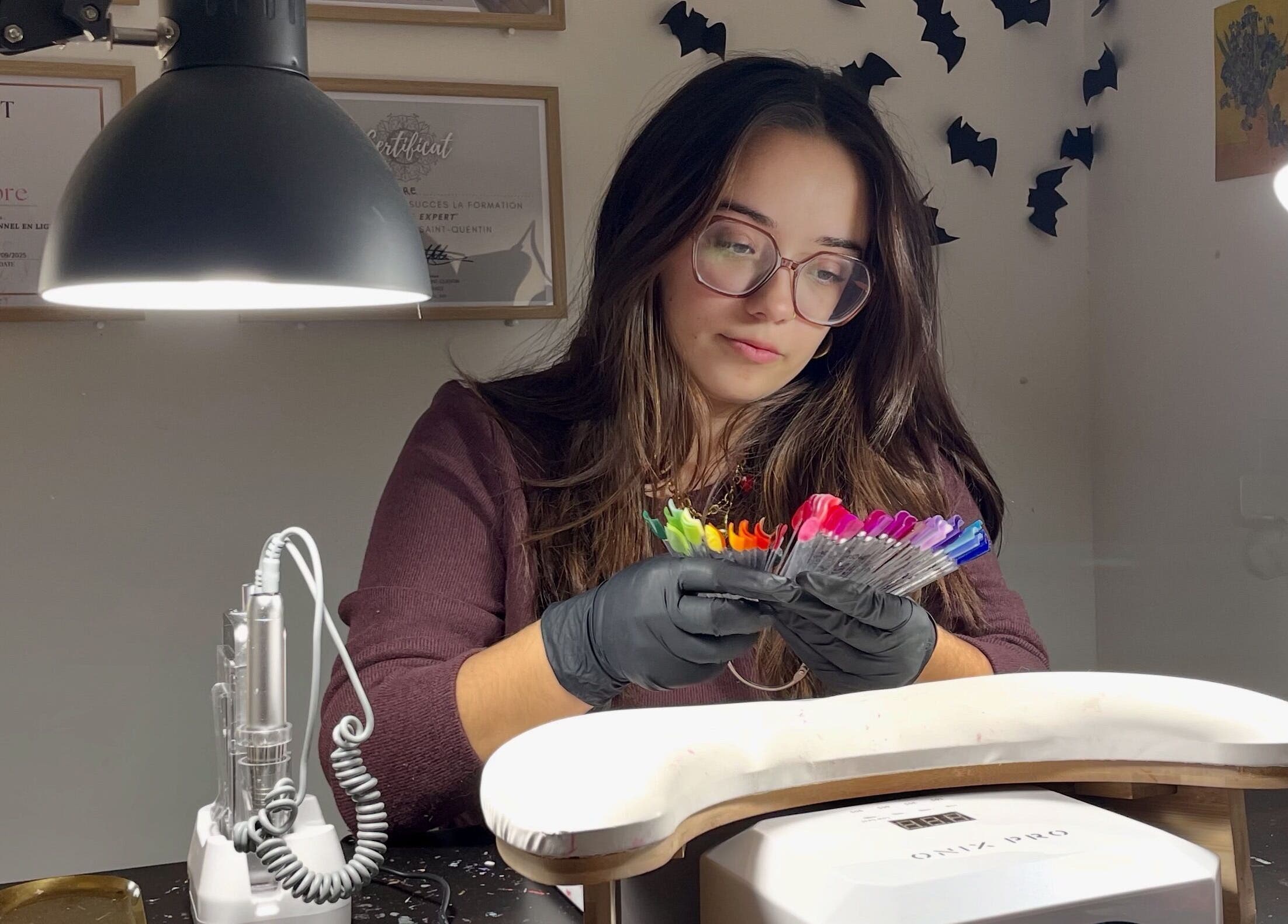 Artiste en manucure à Am beauté, Charlieu, Auvergne-rhône-alpes, FR, avec palette de couleurs vives.