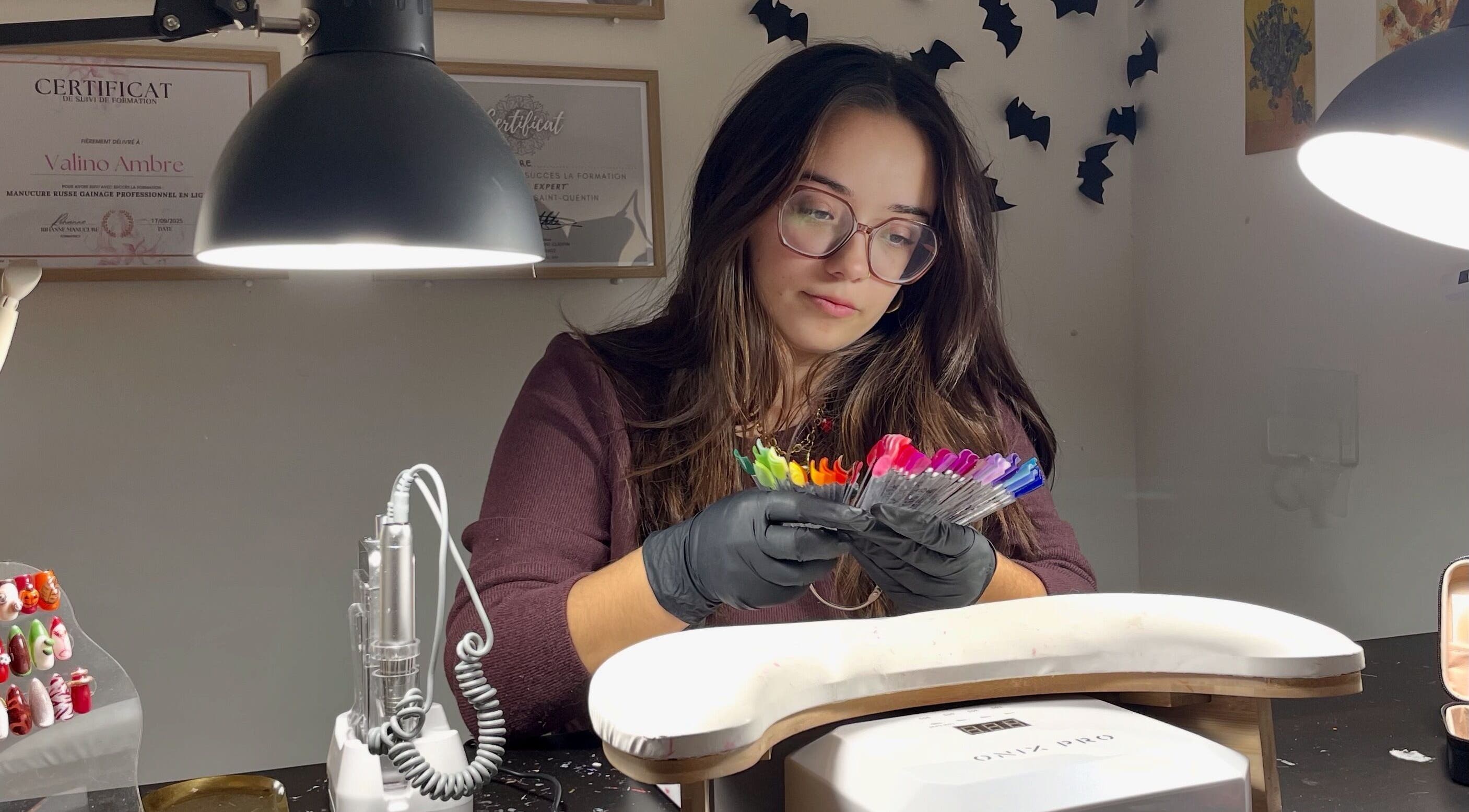 Artiste en manucure à Am beauté, Charlieu, Auvergne-rhône-alpes, FR, avec palette de couleurs vives.
