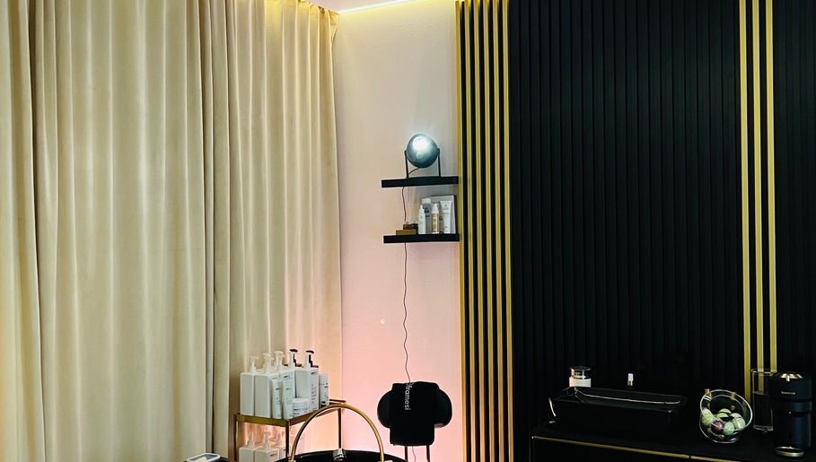 Modern interiér Beyou Head Spa & Trichology v Moravskoslezský Kraj, CZ, s elegantním osvětlením a dekorem.