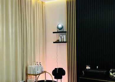 Modern interiér Beyou Head Spa & Trichology v Moravskoslezský Kraj, CZ, s elegantním osvětlením a dekorem.