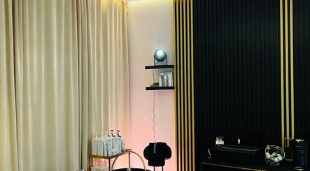 Modern interiér Beyou Head Spa & Trichology v Moravskoslezský Kraj, CZ, s elegantním osvětlením a dekorem.