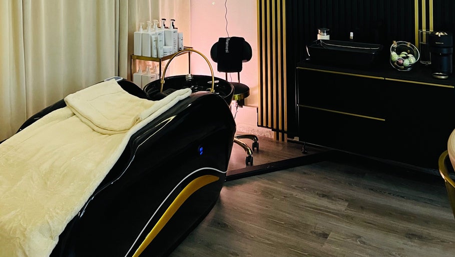 Moderní design pokoje Beyou Head Spa & Trichology, Moravskoslezský Kraj, CZ s wellness lůžkem.