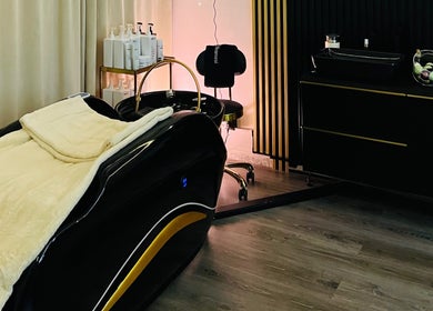 Moderní design pokoje Beyou Head Spa & Trichology, Moravskoslezský Kraj, CZ s wellness lůžkem.