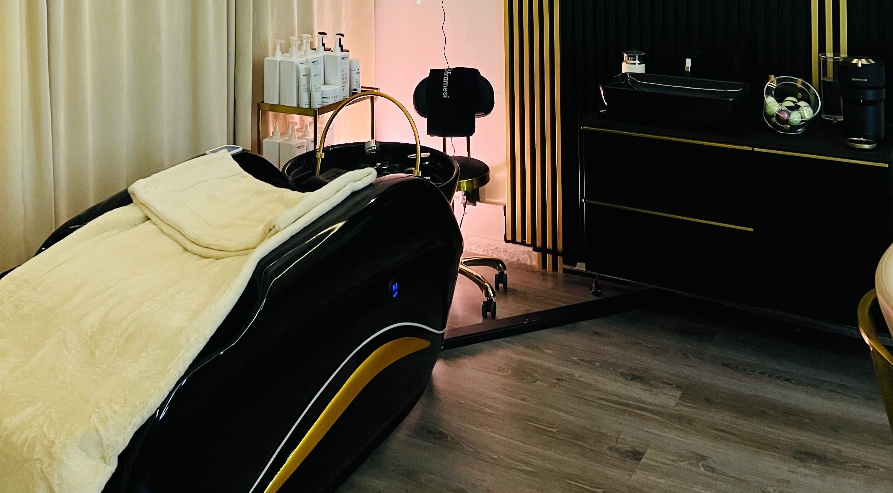 Moderní design pokoje Beyou Head Spa & Trichology, Moravskoslezský Kraj, CZ s wellness lůžkem.