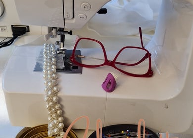 Máquina de costura com óculos na Charlotte Couturière em Ixelles, Bruxelles, BE.