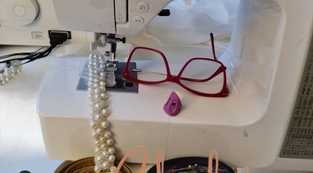 Máquina de costura com óculos na Charlotte Couturière em Ixelles, Bruxelles, BE.