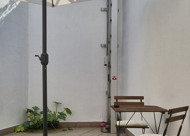 Pequeno terraço com mesa e cadeira na Charlotte Couturière, Ixelles, Bruxelles, BE.