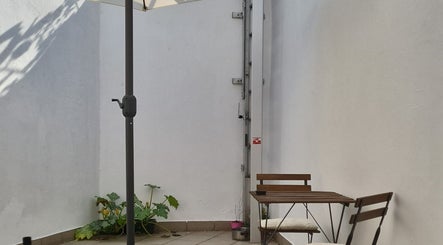 Pequeno terraço com mesa e cadeira na Charlotte Couturière, Ixelles, Bruxelles, BE.