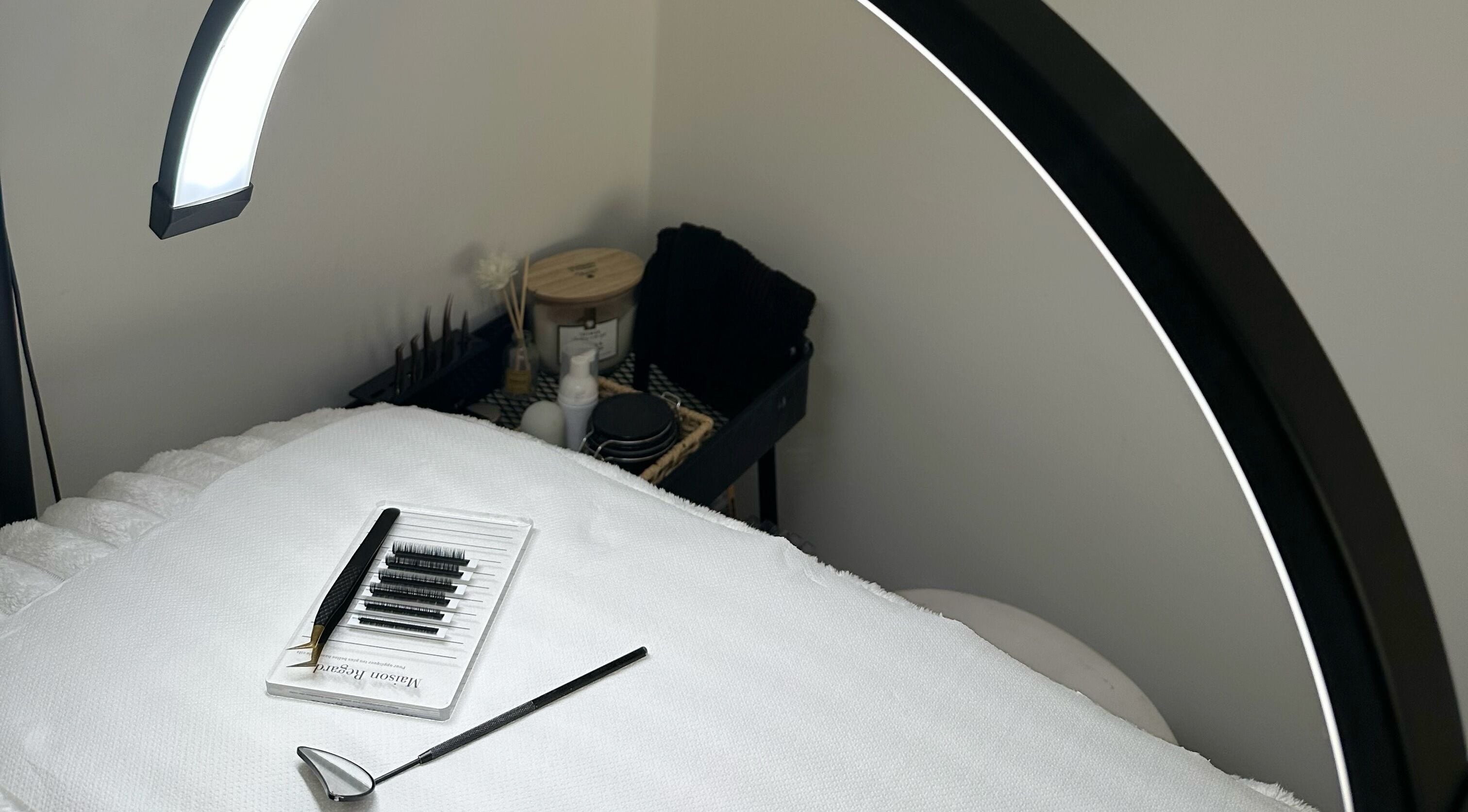 Table de beauté élégante chez Beauty by Rim, Paris, Île-de-France, FR, prête pour une séance bien-être.