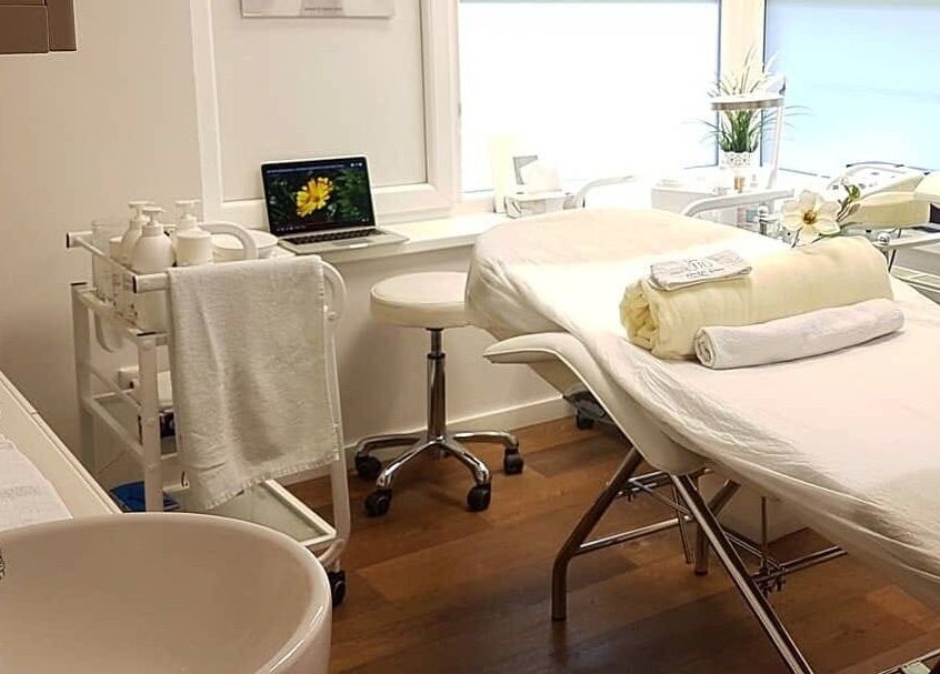 Lůžko pro ošetření v Persona Salon, Bratislava, Slovakia, SK s čistými ručníky a moderní estetikou.