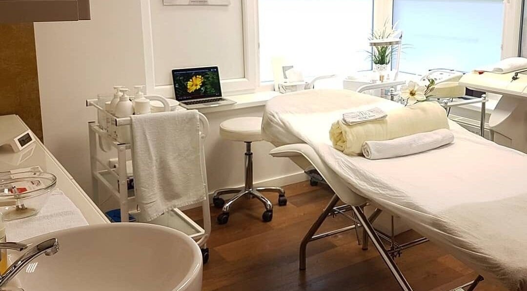 Lůžko pro ošetření v Persona Salon, Bratislava, Slovakia, SK s čistými ručníky a moderní estetikou.