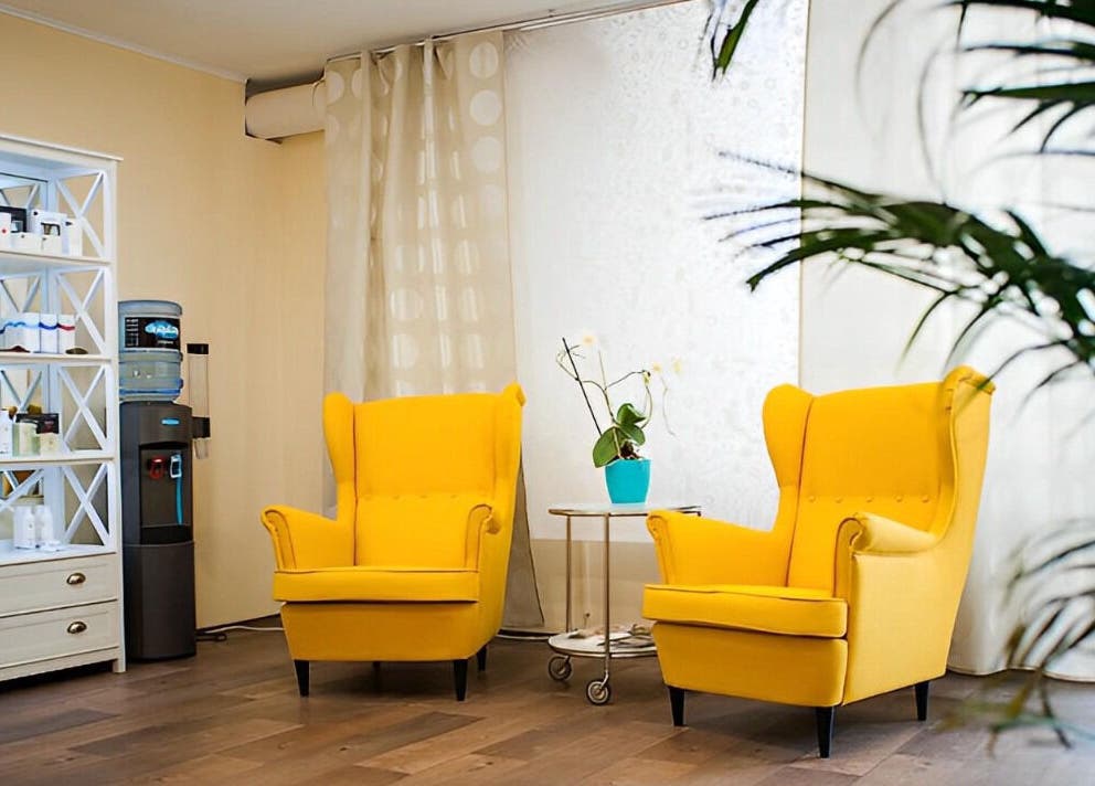 Stylové žluté křeslo ve vstupní hale Persona Salon, Bratislava, Slovakia, SK.