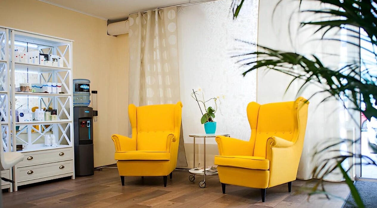 Stylové žluté křeslo ve vstupní hale Persona Salon, Bratislava, Slovakia, SK.