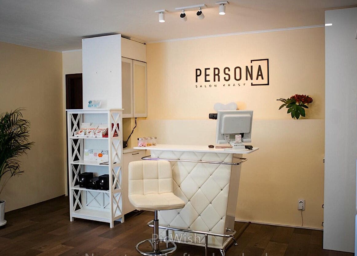 Recepce v Persona Salon, Bratislava, Slovakia, SK, s moderním nábytkem a dekoracemi.