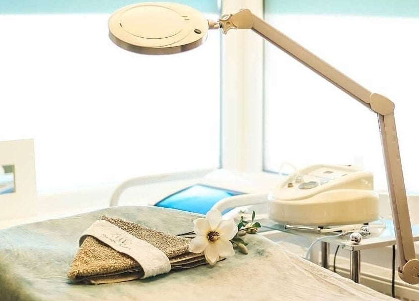 Krásná místnost v Persona Salon, Bratislava, SK s kosmetickým stolem a lampou připravenou pro wellness procedury.