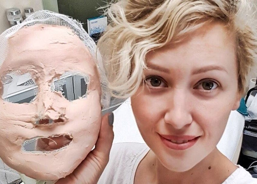 Klientka s obličejovou maskou v Persona Salon, Bratislava, Slovakia, SK.