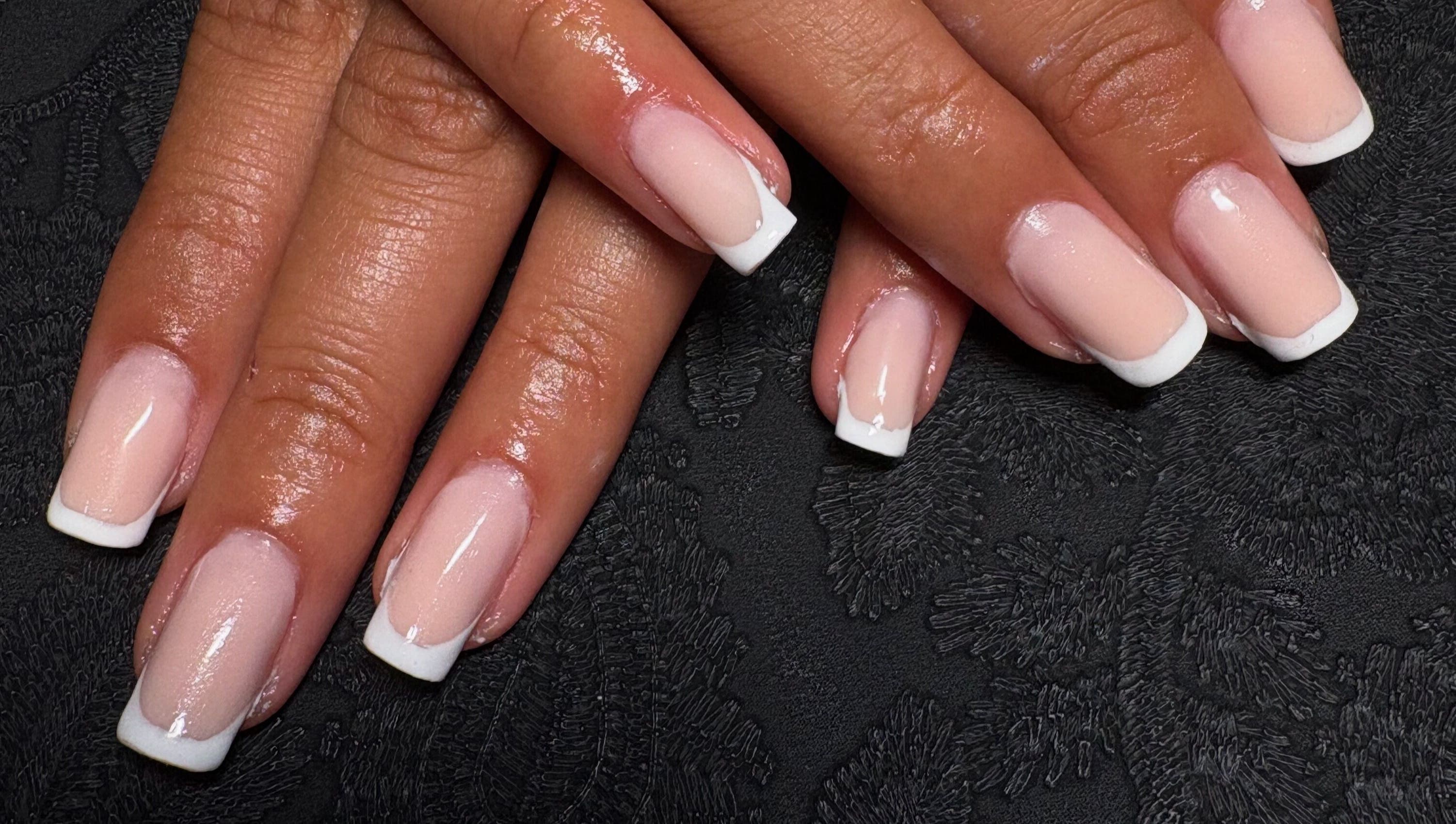 Ongles French manucure élégants à Paradis Nails, Aÿ-champagne, Grand Est, FR.