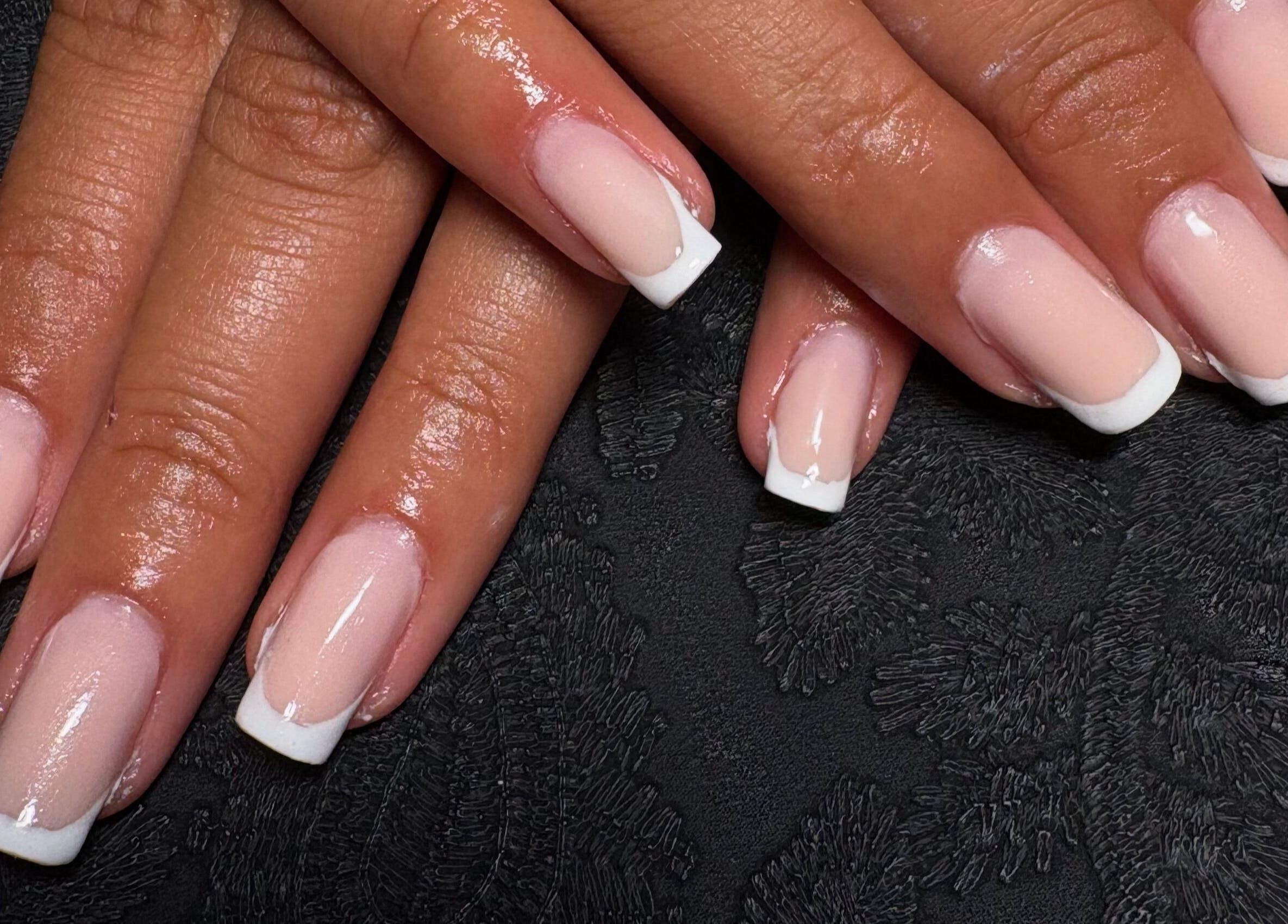 Ongles French manucure élégants à Paradis Nails, Aÿ-champagne, Grand Est, FR.