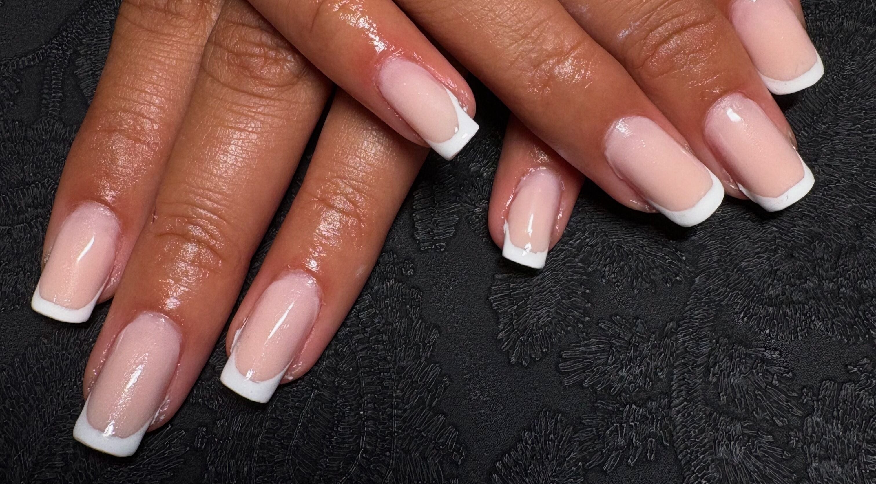 Ongles French manucure élégants à Paradis Nails, Aÿ-champagne, Grand Est, FR.