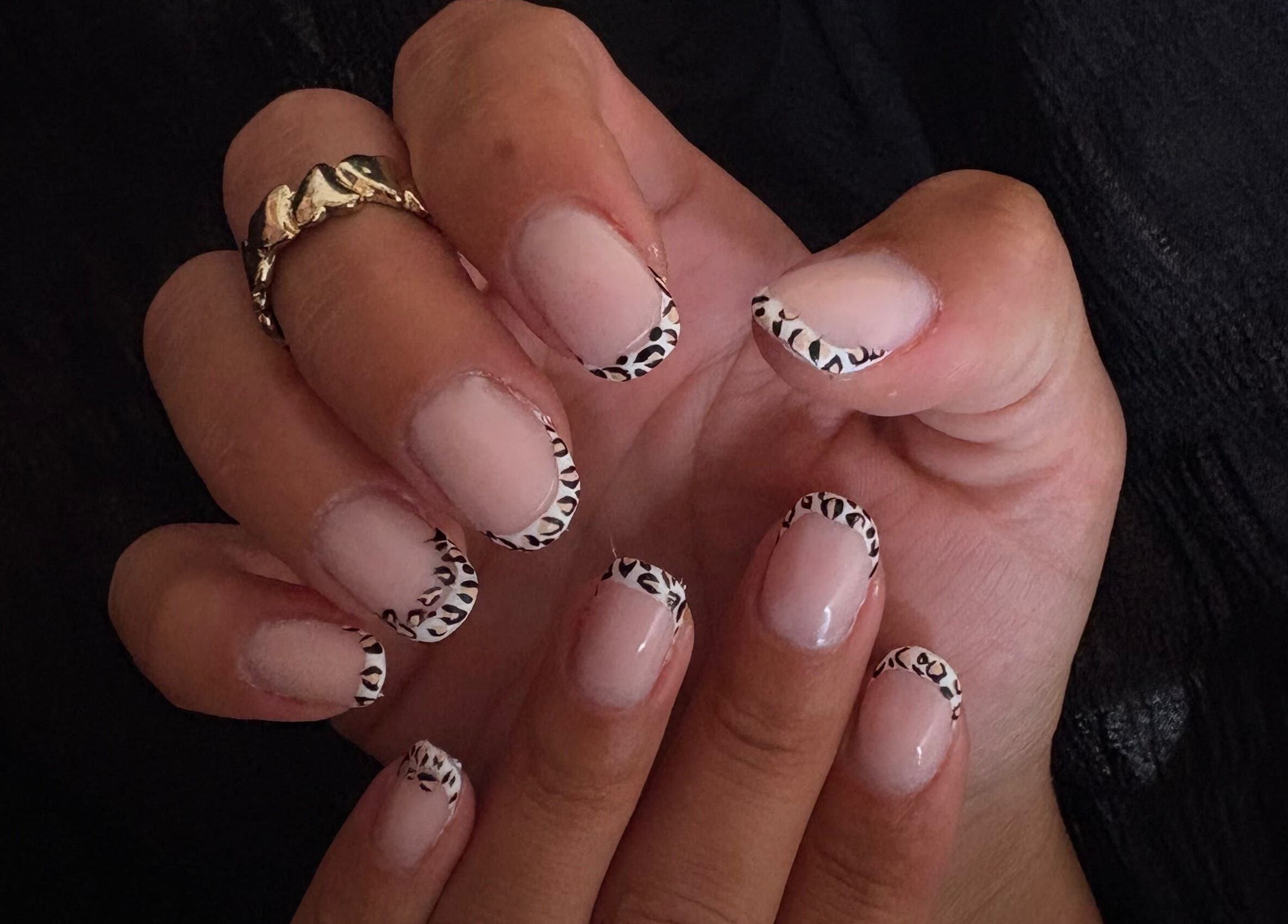 Design d'ongles léopard chez Paradis Nails, Aÿ-champagne, Grand Est, FR, manucure élégante.