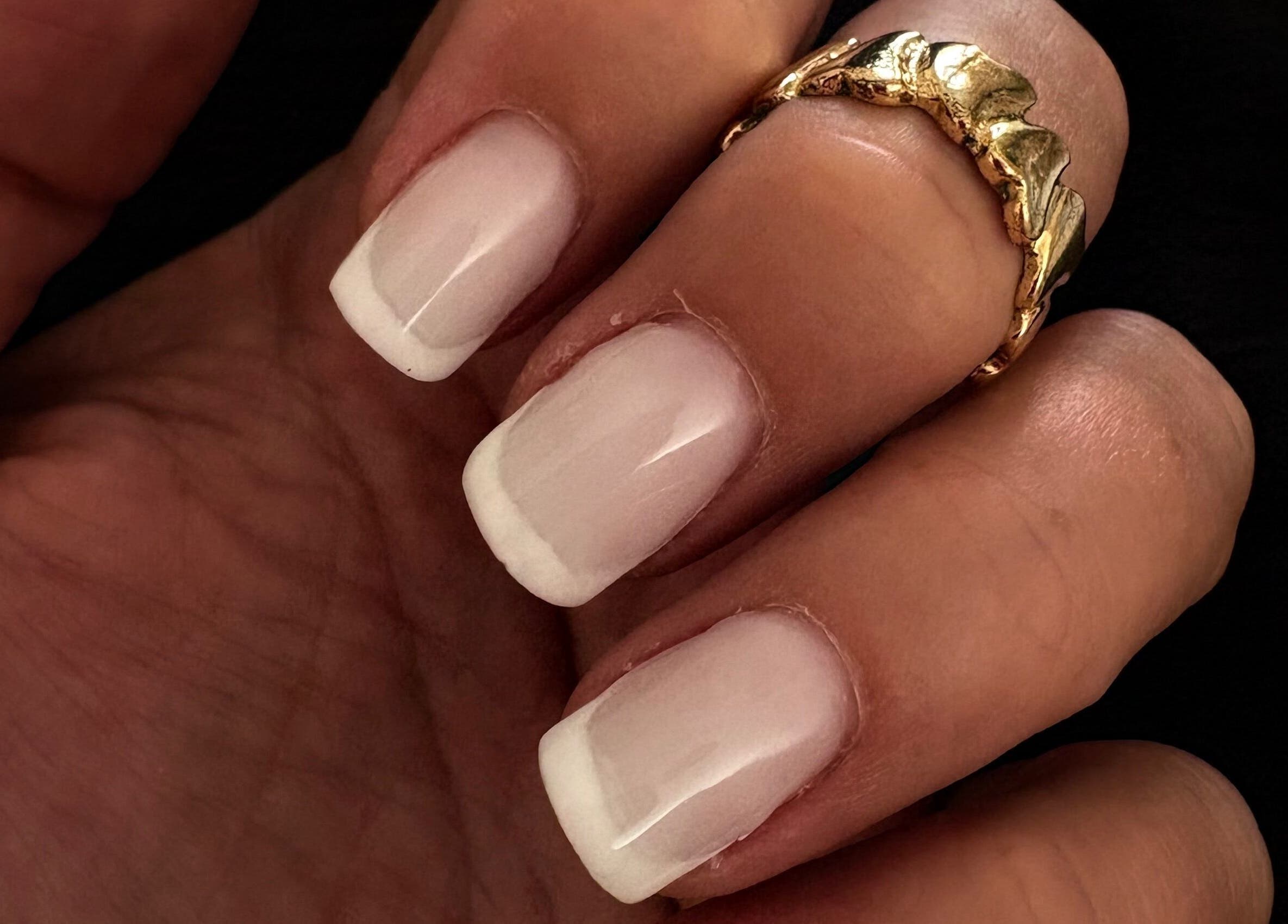 Ongles manucurés à Paradis Nails, Aÿ-champagne, Grand Est, FR, présentant une finition classique et chic.