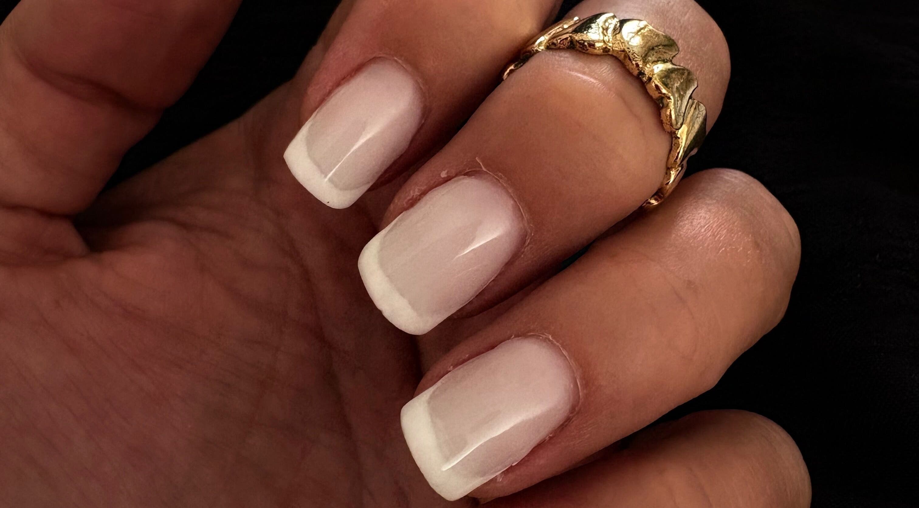 Ongles manucurés à Paradis Nails, Aÿ-champagne, Grand Est, FR, présentant une finition classique et chic.