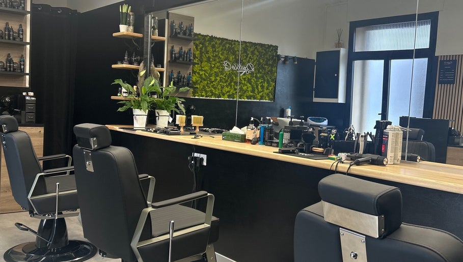 Moderno interno di Double G Barbershop a Selargius, Sardegna, IT con arredamento elegante e strumenti professionali.