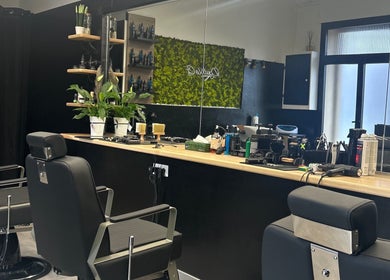 Moderno interno di Double G Barbershop a Selargius, Sardegna, IT con arredamento elegante e strumenti professionali.