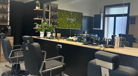 Moderno interno di Double G Barbershop a Selargius, Sardegna, IT con arredamento elegante e strumenti professionali.
