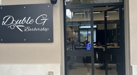 Ingresso accogliente di Double G Barbershop a Selargius, Sardegna, IT, con insegna distintiva.