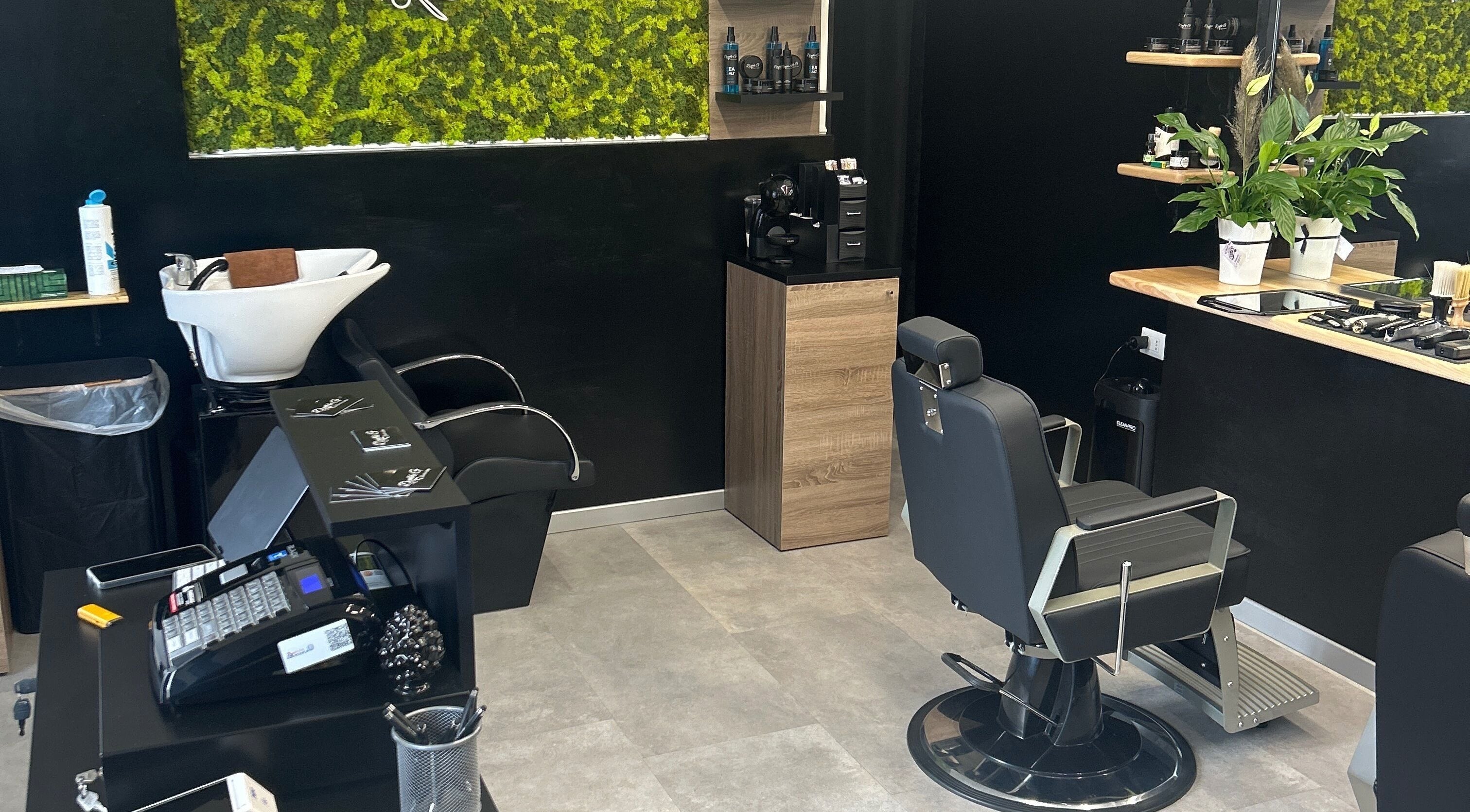 Interno moderno di Double G Barbershop a Selargius, Sardegna, IT con poltrona e lavandino.