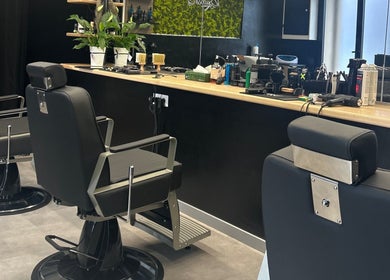 Sedie moderne di Double G Barbershop a Selargius, Sardegna, IT, pronte per offrirti un taglio perfetto.